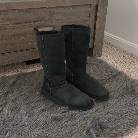 UGGS - Picture 2 of 8